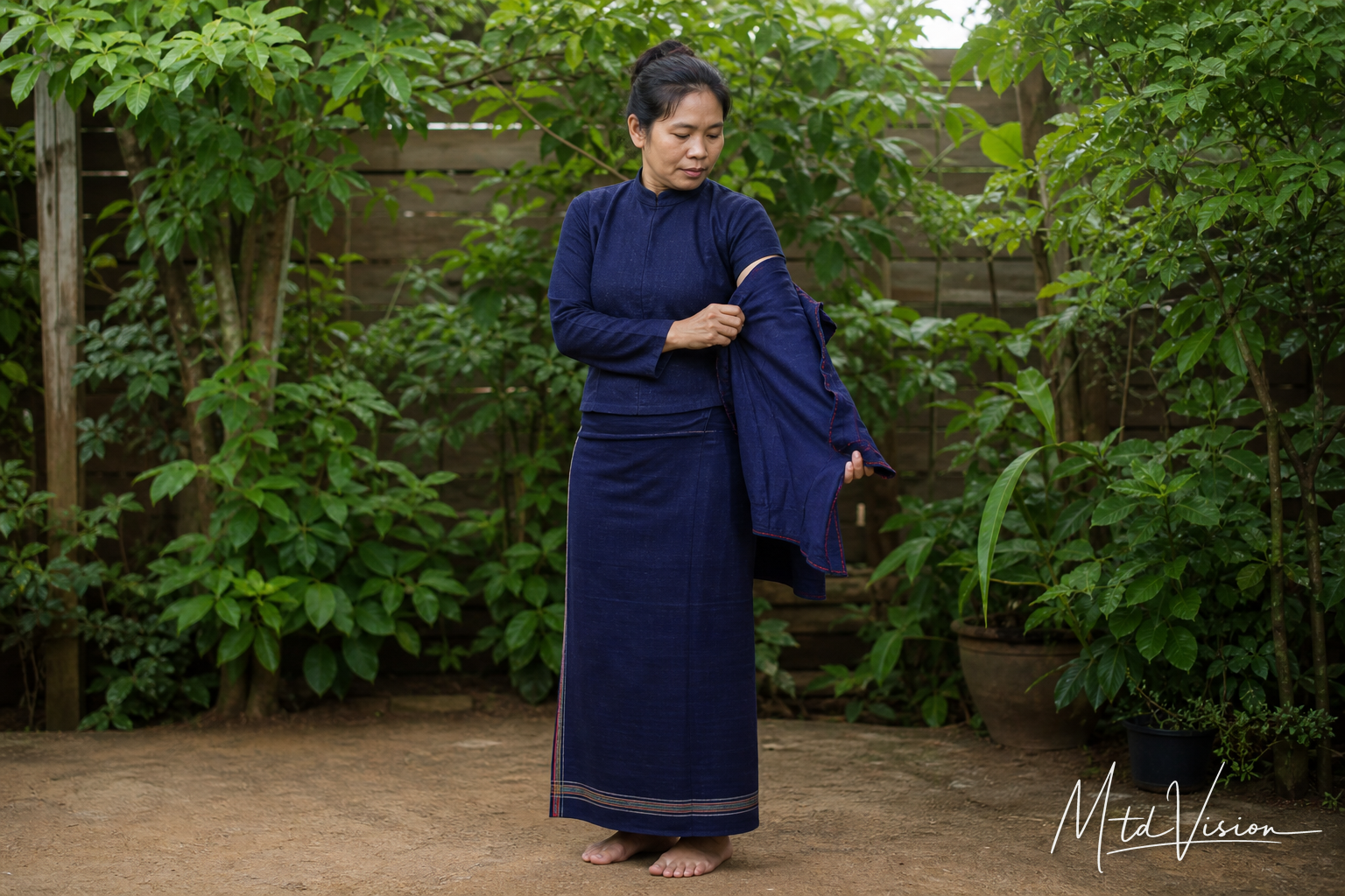 To remove clothes or undress (bi alưng).