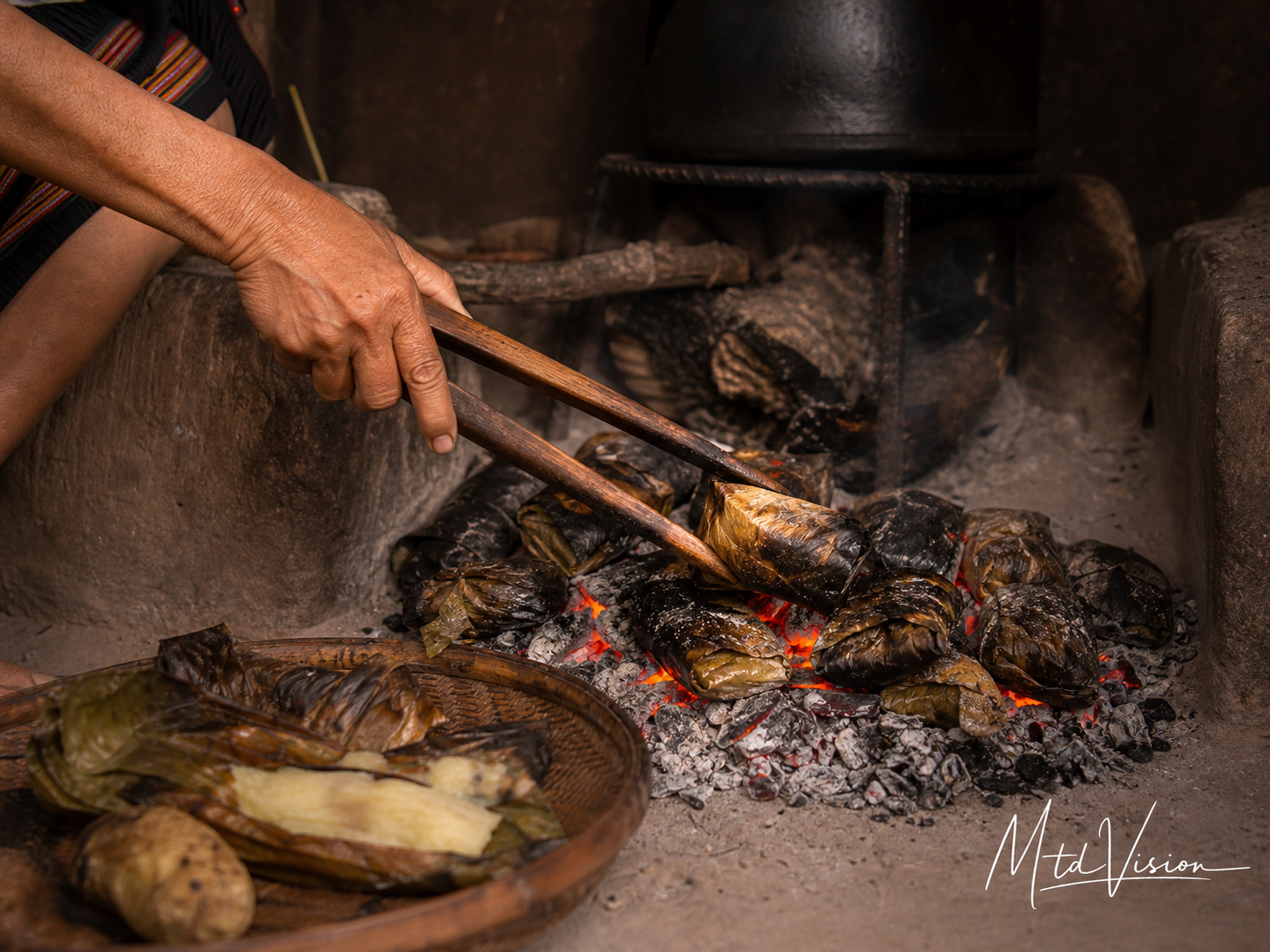 To roast on or under hot coals.