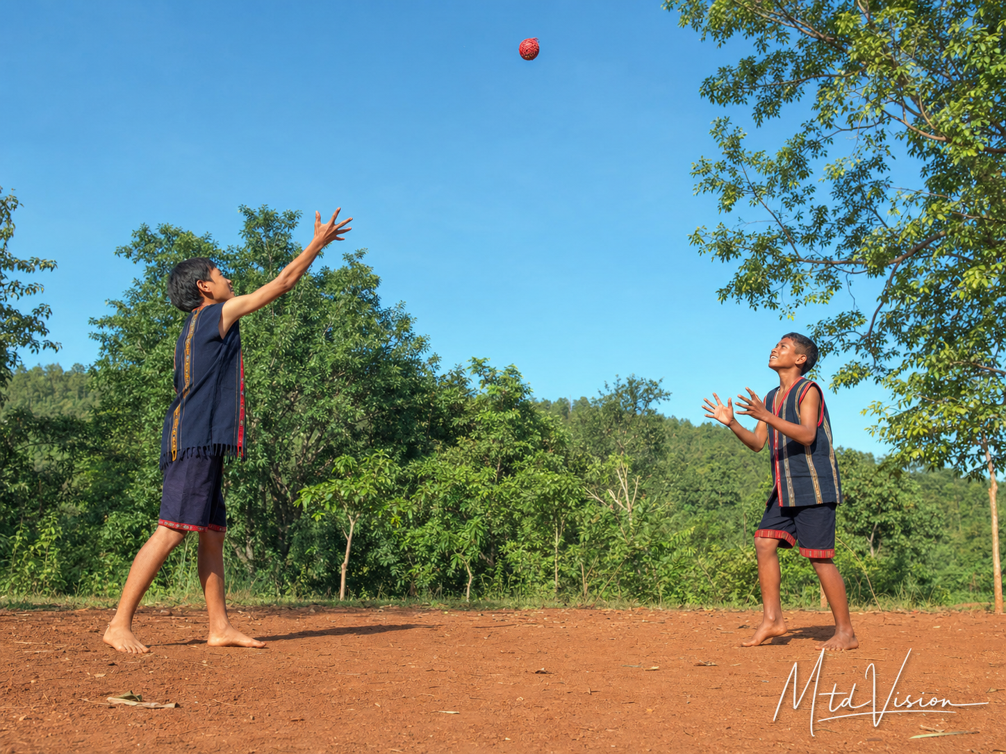 bi čhưr: To shoot high; to throw high.