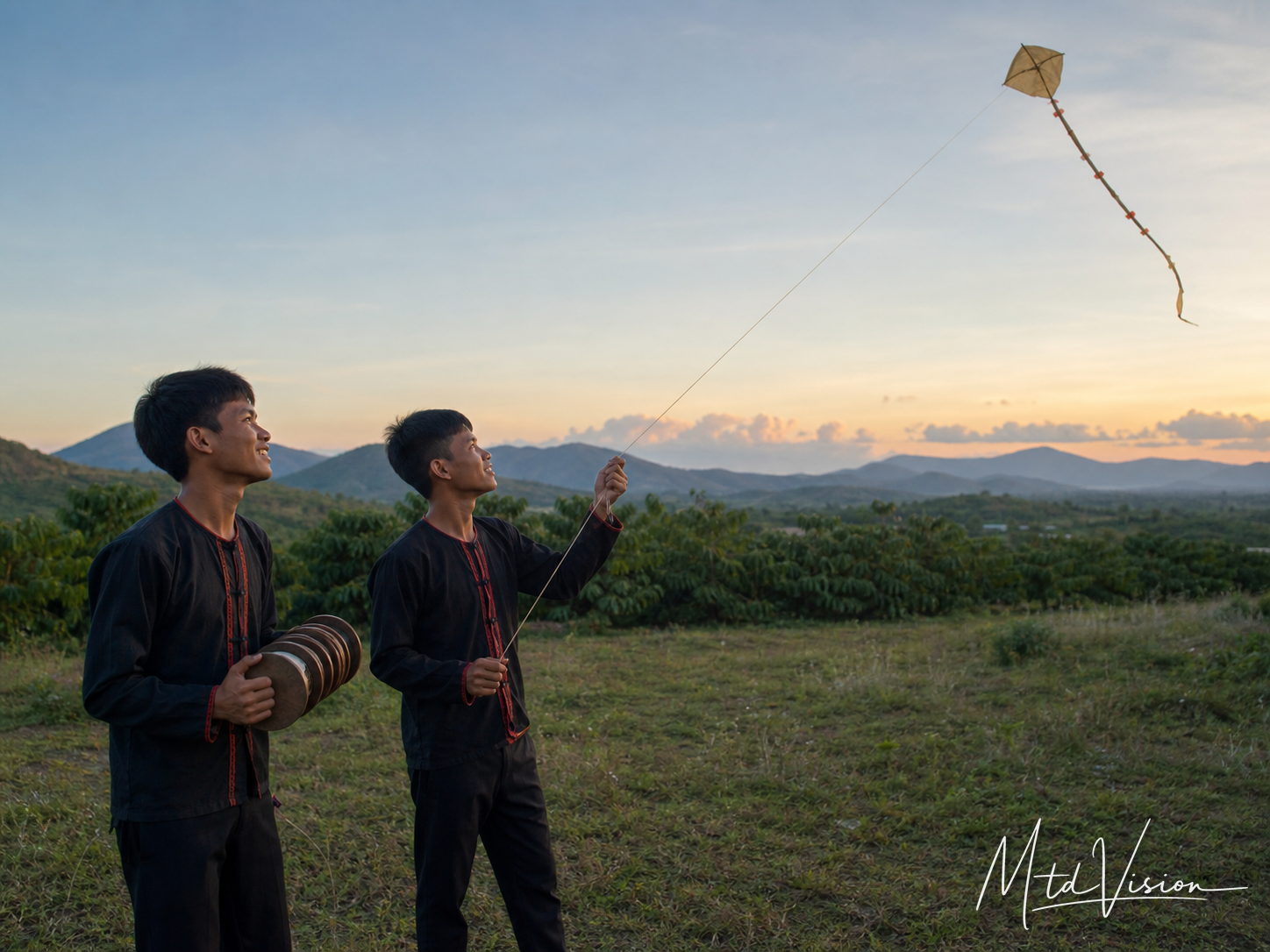 bi đung: To fly a kite.