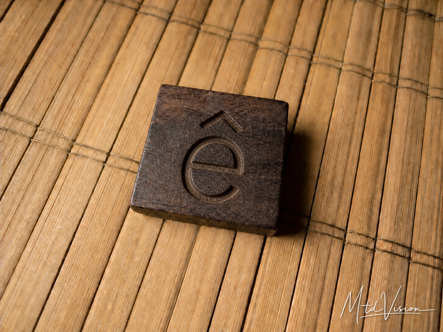 The lowercase letter ê of the Rhade alphabet.